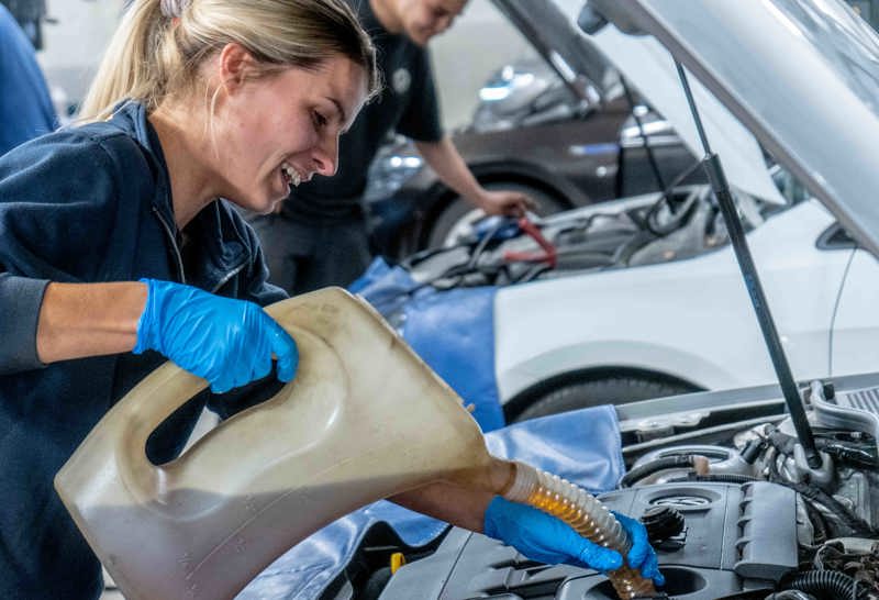 Bilmekaniker Volkswagen, påfyll olje