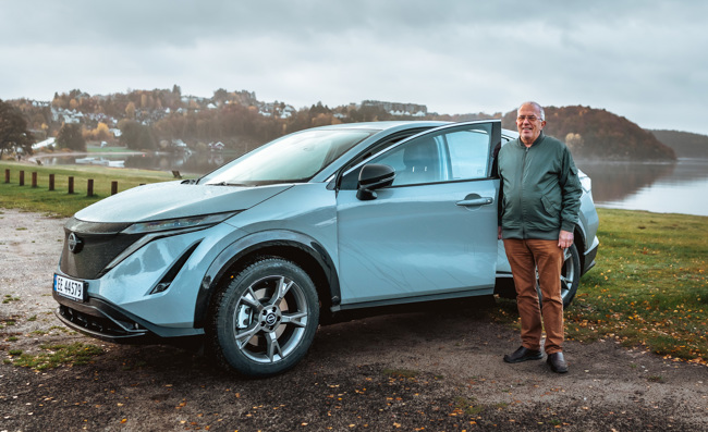 Hans Gustav med sin nye Nissan Ariya på Hamresanden i Kristiansand.